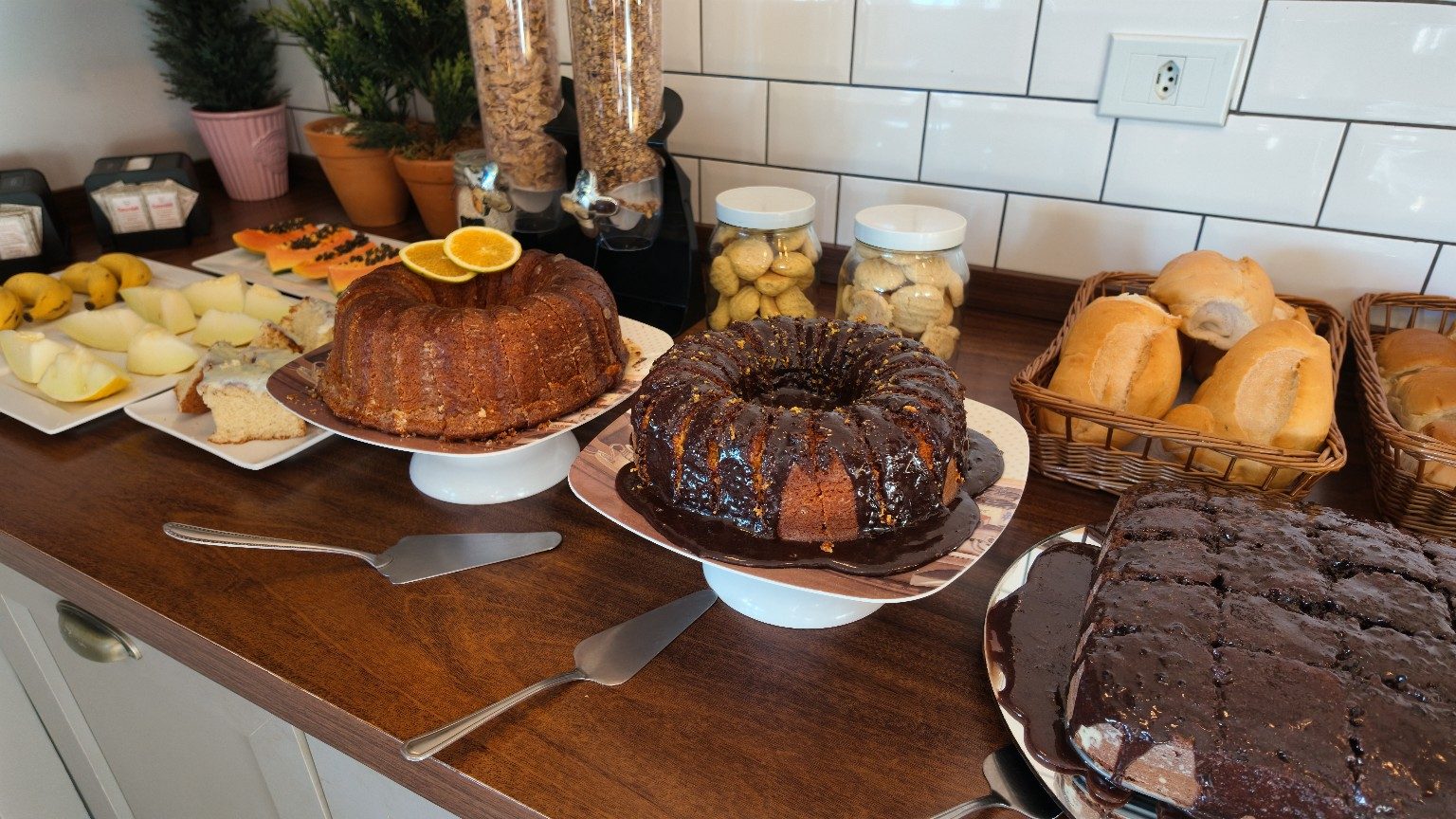 Bolos, frutas e pães no café da manhã