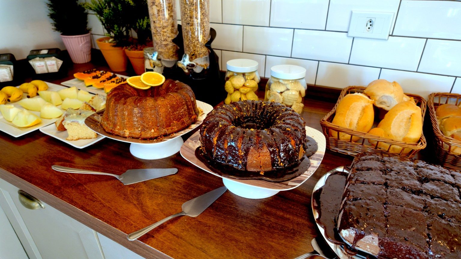 Detalhe dos bolos e frutas do café da manhã
