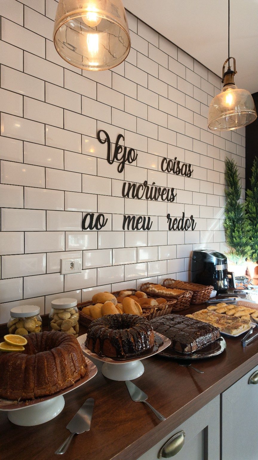 Mesa de café da manhã com bolos e pães