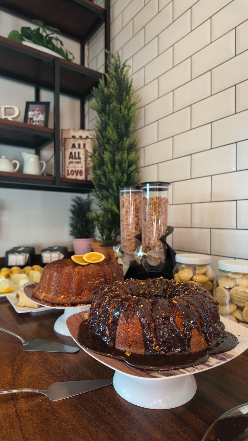 Bolos caseiros servidos no café da manhã