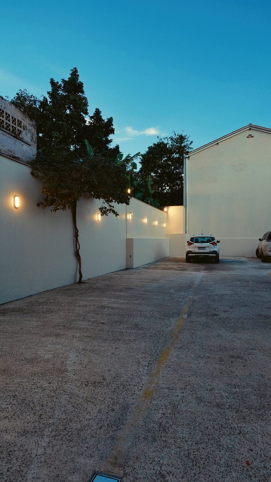 Visão completa das vagas do estacionamento da Villa D'Luri