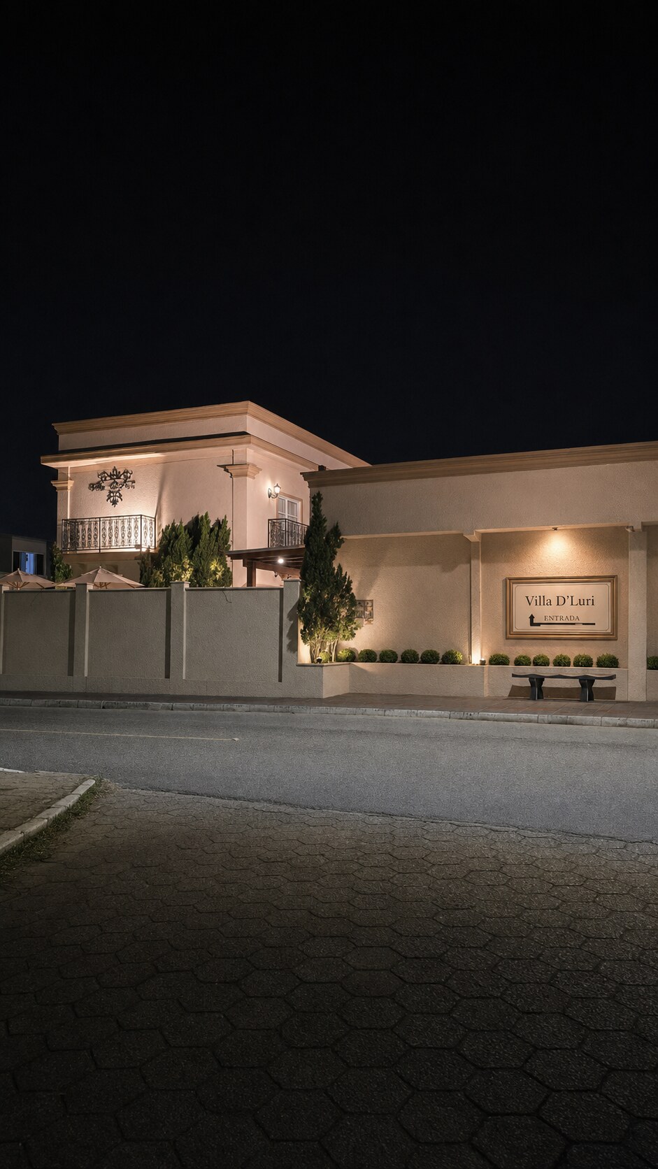Fachada noturna da Villa D'Luri em Penha
